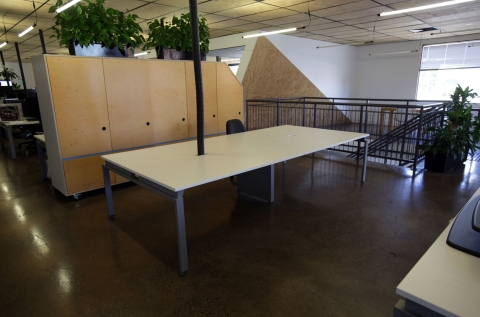 Available desks - up to 6 (two on right)