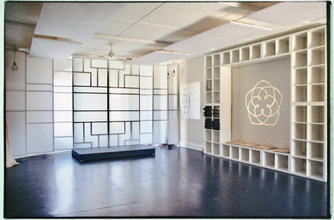 can be divided 3smaller spaces