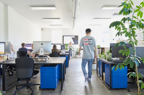 1 free desk in the foreground of this pic