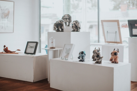 Flexible display space on raised platform